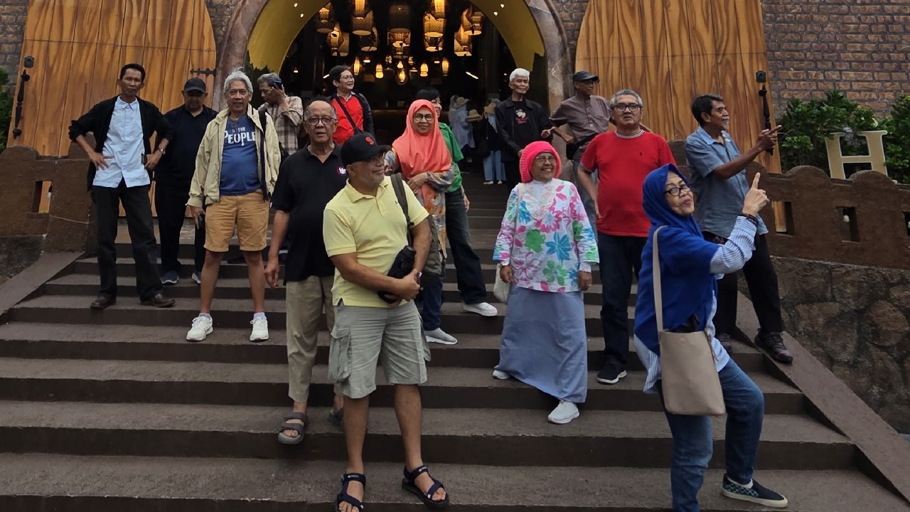 Keseruan Aki-aki dan Nini-nini Kelas 2 IPA 3 SMAN IX Bulungan 78 Reunian dengan Jalan-jalan ke Bandung IMG-20251117-WA0165.jpg