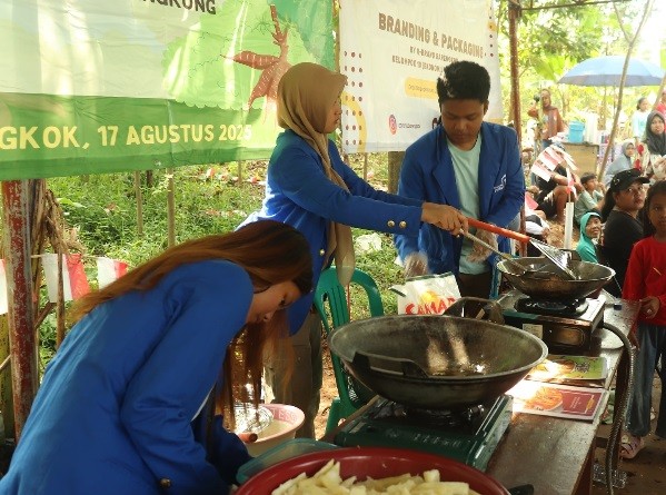 Mahasiswa UPER Diversifikasi Olahan Singkong, Dongkrak Ekonomi Desa Barengkok aab99.jpg