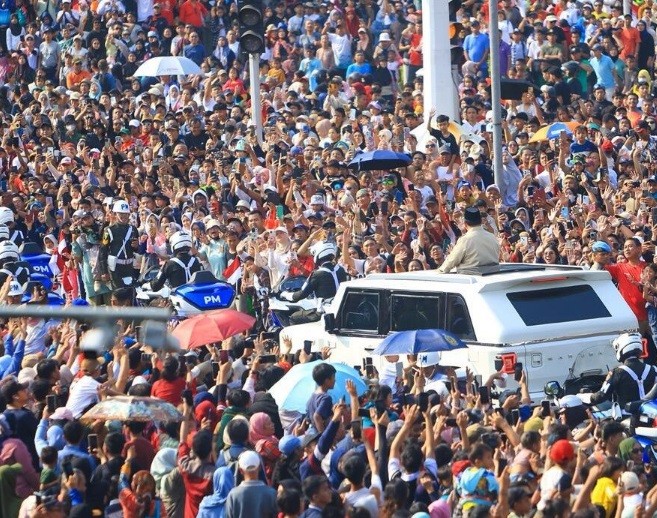 Masyarakat Padati Jalan dari Istana Merdeka ke Monas aao24.jpg