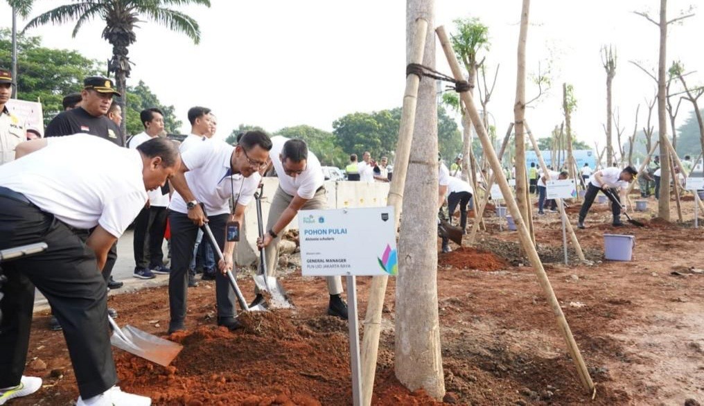 Peduli Masa Depan, PLN dan Pemprov DKI Tanam Pohon di Bantaran Sungai