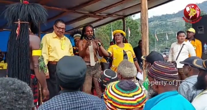 Bupati Mamberamo Raya John Tabo Dinobatkan Sebagai Kepala Suku Besar Tolikara