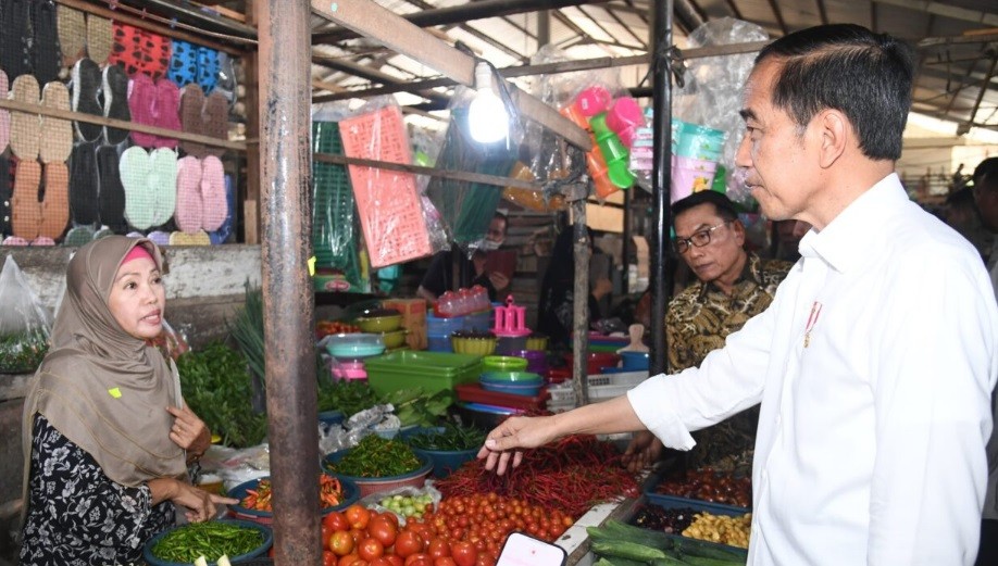 Presiden Cek Harga Komoditas Pangan di Pasar Sekip Ujung Kota Palembang