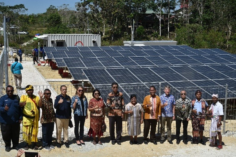 Gunakan PLTS, Masyarakat Sumba Bangga Menjadi Bagian Dari Transisi Energi