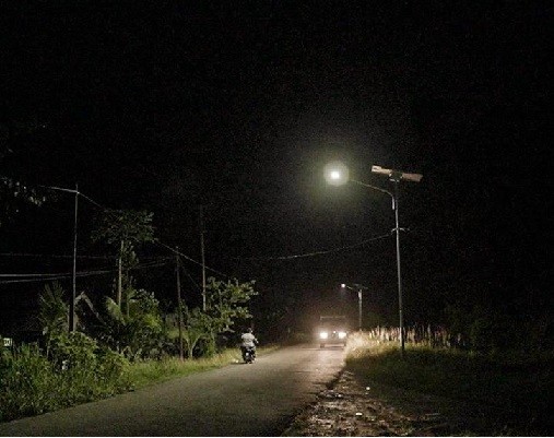 PJU-TS Terangi Jalanan Papua Barat: Su Andalan Sekali