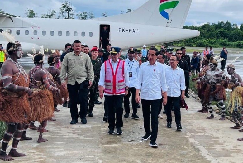 Tiba di Asmat, Presiden Resmikan Pengembangan Bandara Ewer