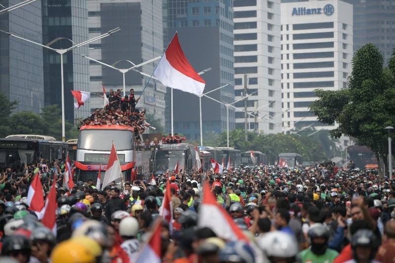 Kirab Kontingen SEA Games 2023 Kamboja Mendapat Sambutan Luar Biasa
